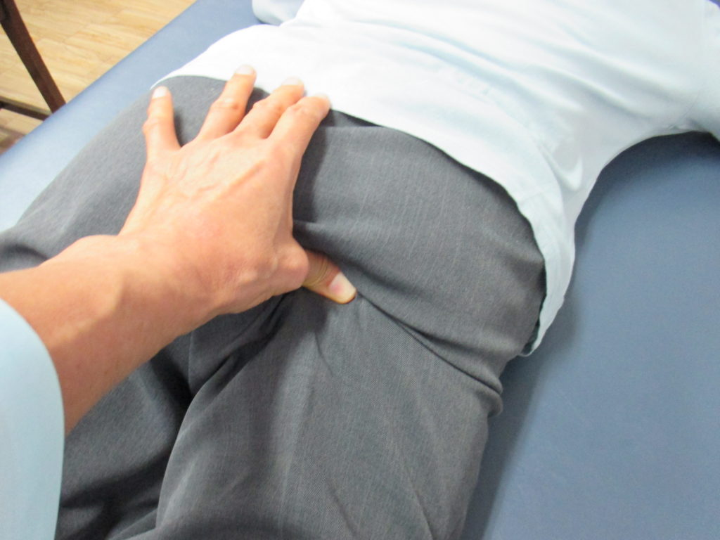 膝関節の屈曲と軸の回転